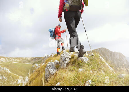 Close-up de jambes de jeunes randonneurs marchant sur le chemin du pays. Jeune couple trail se réveiller. Se concentrer sur des chaussures de randonnée Banque D'Images