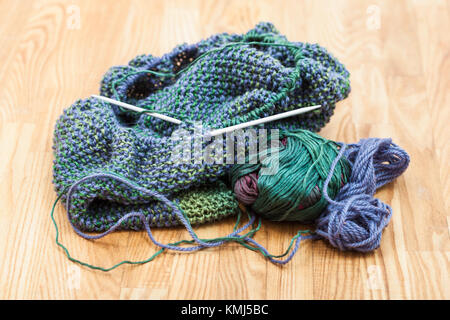 Tricoté à la main et d'outils de tricot sur table en bois Banque D'Images