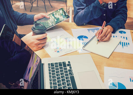 L'équipe de démarrage d'entreprise l'analyse de la stratégie de planification de réunion collègues discutent de nouvelles financières plan de projet d'affaires nouvelles Banque D'Images