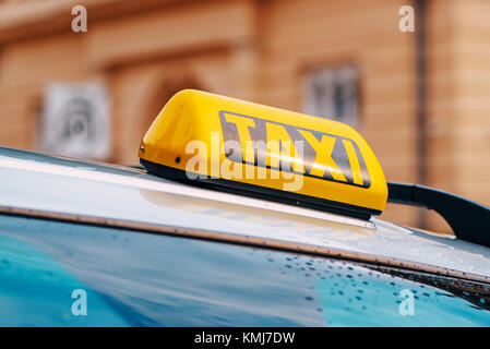 Taxi jaune signe sur toit de voiture, selective focus Banque D'Images