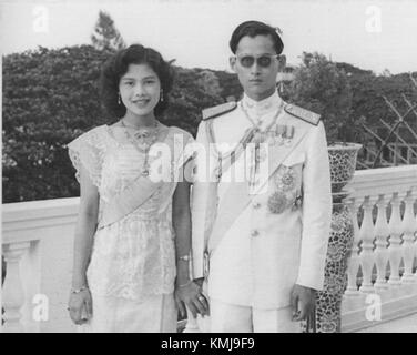Le roi Bhumibol Adulyadej et la reine Sirikit de Thaïlande ont été des figures clés de l'histoire de la nation. Leur règne a marqué des contributions significatives à la culture, à la politique et au développement thaïlandais, symbolisant la stabilité et la continuité pour le peuple thaïlandais. Banque D'Images