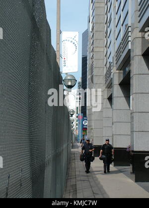 TORONTO - Le 23 juin 2010 - agents de police anti-émeute, marcher le long de la rue avant le Sommet du G20 à Toronto, Ontario, Canada. Banque D'Images