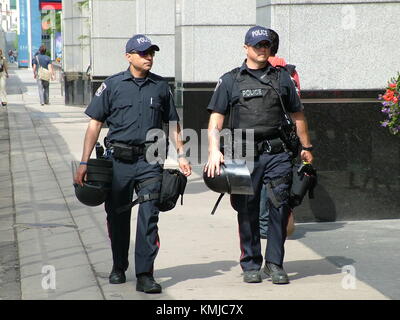 TORONTO - Le 23 juin 2010 - agents de police anti-émeute, marcher le long de la rue avant le Sommet du G20 à Toronto, Ontario, Canada. Banque D'Images