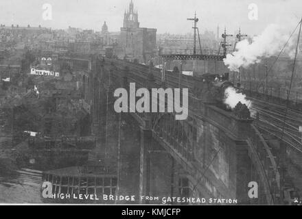 Le High Level Bridge à Gateshead, en Angleterre, est une structure emblématique, offrant une traversée clé sur la rivière Tyne. La photographie détaillée met en évidence les caractéristiques architecturales de ce pont historique, qui relie Newcastle upon Tyne et Gateshead. Banque D'Images