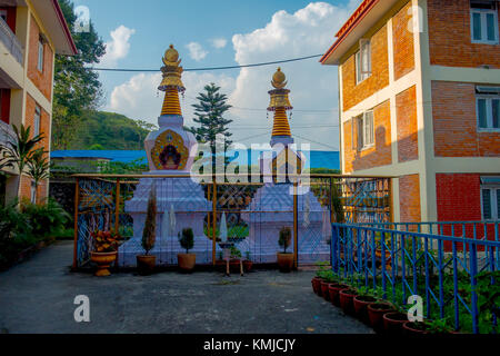 Pokhara, Népal - 06 octobre 2017 : vue extérieure d'une sculpture de pierres avec de l'or les choses autour de la structure de namgyal chorten, au Népal Banque D'Images