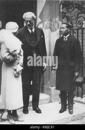 Photographie historique de 1934 montrant le roi Prajadhipok de Thaïlande et la reine Rambhai Barni avec le premier ministre britannique Ramsay Macdonald, symbolisant les relations diplomatiques entre la Thaïlande et le Royaume-Uni. Banque D'Images