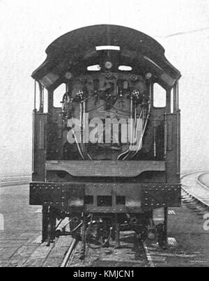 Le LMS Royal Scot Cab fait partie d'une locomotive à vapeur utilisée par le London, Midland and Scottish Railway (LMS). Cette image, tirée du livre de 1928 *Steel Highway* de CJ Allen, illustre le design classique et les caractéristiques technologiques des trains à vapeur du début du XXe siècle. Banque D'Images