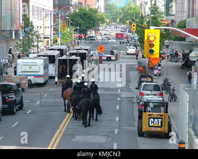 TORONTO - Le 23 juin 2010 - agents de police marchant dans la rue sur des chevaux lors de manifestations du G20 à Toronto, Ontario, Canada. Banque D'Images