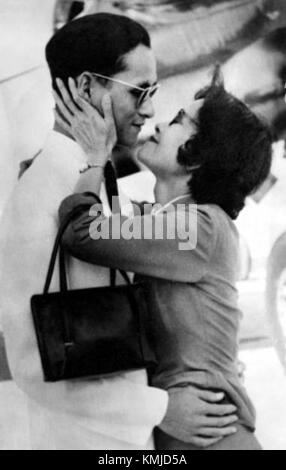 La princesse Sri Sangwal et le roi Bhumibol Adulyadej de Thaïlande sont capturés dans cette image historique. Le couple a joué un rôle important dans la vie royale thaïlandaise, le roi Bhumibol étant un monarque vénéré et la princesse Sri Sangwal impliquée dans diverses activités caritatives. Banque D'Images