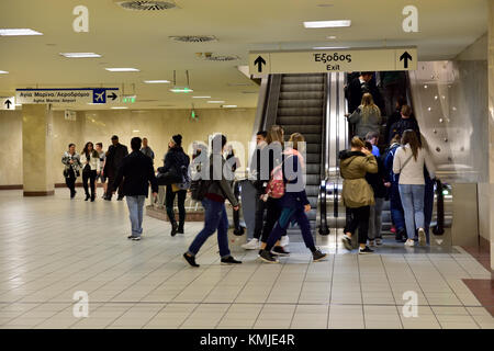 Les gens sur place à la sortie de monter les escaliers à l'intérieur de la gare, métro Monastiraki, Athènes Banque D'Images