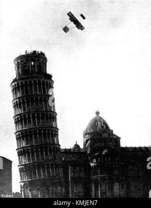 La Tour de Pise, située à Pise, en Italie, est l'un des monuments les plus emblématiques du monde. Connue pour son inclinaison, la tour est devenue un symbole de merveille architecturale et technique. Cette description met l'accent sur la structure unique de la tour et son importance historique. Banque D'Images
