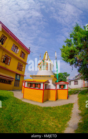 Pokhara, Népal - 06 octobre 2017 : vue extérieure d'une sculpture de pierre namgyal chorten, au Népal, l'effet fish eye Banque D'Images