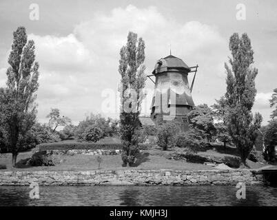 L'image représente le moulin à huile de Waldemarsudde en 1948, montrant l'infrastructure mécanique utilisée dans la production de pétrole pendant cette période. Le moulin est un exemple d'architecture industrielle du milieu du XXe siècle, contribuant à l'industrie et à l'économie locales. Waldemarsudde est historiquement important en tant que site d'activité industrielle et représente le patrimoine industriel de la Suède. Banque D'Images