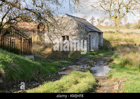 Le paysage, y compris vieille grange, Llanwrtyd Wells, Powys, Pays de Galles. UK. Banque D'Images