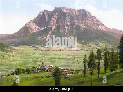 Zugspitze, situé dans les Alpes, est le plus haut sommet d'Allemagne. La montagne offre une vue imprenable et est une destination populaire pour le ski, l'alpinisme et le tourisme. Banque D'Images