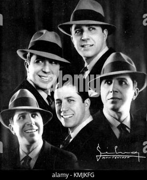 Carlos Gardel et José Silva ont été des figures importantes de la scène musicale du tango du début du XXe siècle. Gardel, compositeur et chanteur argentin emblématique, s'est associé à Silva pour diverses collaborations dans le domaine de la musique et des performances, influençant le développement du genre tango en Amérique du Sud. Banque D'Images