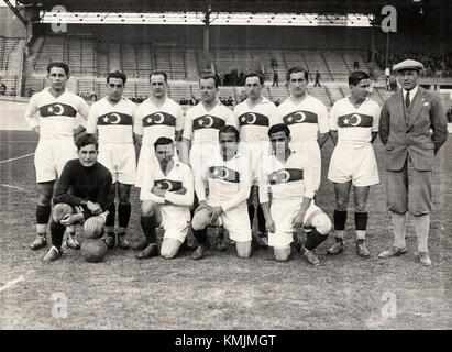 Les Jeux olympiques d'été de 1928, qui se sont tenus à Amsterdam, ont rassemblé des athlètes d'Égypte et de Turquie, marquant un moment important dans l'histoire de la compétition internationale. Les deux Nations ont participé à l'événement, la Turquie réalisant des performances notables. Banque D'Images