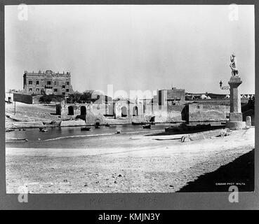 Cette image représente l'hôpital Royal Army Medical corps à Malte, mettant en valeur les installations médicales utilisées au cours d'une période historique, reflétant les efforts de santé en temps de guerre. Banque D'Images