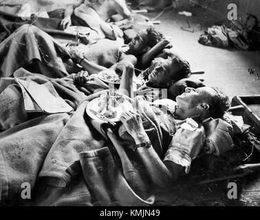 Cette photographie représente une rangée de soldats blessés du Royal Army Medical corps (RAMC) pendant la première Guerre mondiale. L'image, prise par Wellcome, montre les séquelles de la guerre et le bilan physique et émotionnel des soldats. Banque D'Images