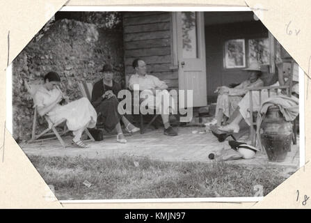 Un rassemblement à Monk's House, la maison de Virginia Woolf, mettant en vedette des personnalités telles qu'Angelica Garnett, Vanessa Bell, Clive Bell, John Maynard Keynes et Lydia Lopokova. Cette image capture un moment important de l'histoire du Bloomsbury Group. Banque D'Images