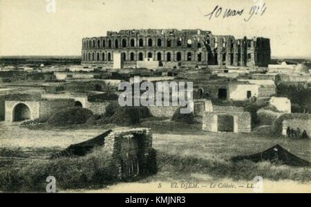 Cette image représente l'ancien amphithéâtre romain d'El Jem, Tunisie, en 1914. L'amphithéâtre est l'une des ruines romaines les plus grandes et les mieux préservées au monde, servant de témoignage monumental aux prouesses d'ingénierie et à la culture de divertissement de l'Empire romain. Banque D'Images
