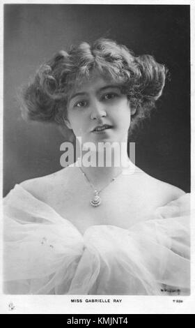 Cet article présente une carte postale vintage de Gabrielle Ray, une actrice anglaise populaire au début du 20ème siècle. La carte postale a été produite par Raphael Tuck & sons, identifié par T 524. Ray était réputée pour ses rôles sur scène et au cinéma dans les années 1900, et cette carte postale capture son image emblématique dans le contexte culturel de l'époque. Banque D'Images