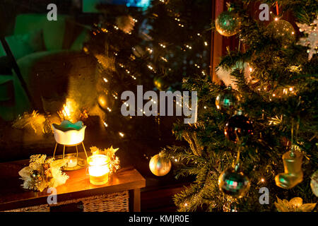 Babioles de Noël avec des bibelots, et les lumières, dans les couleurs d'or avec une atmosphère accueillante, rustique Banque D'Images