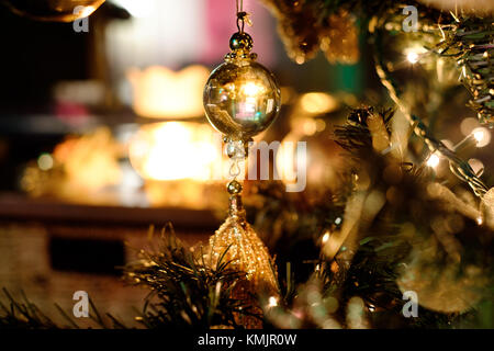 Babioles de Noël avec des bibelots, et les lumières, dans les couleurs d'or avec une atmosphère accueillante, rustique Banque D'Images