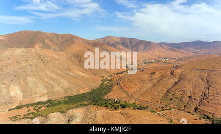 Vue aérienne de montagnes volcaniques avec oasis verte vallée, routes, sentiers de randonnée dans le centre de Fuerteventura, îles Canaries . Banque D'Images