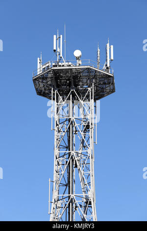 Vue de la tour de communication avec les antennes contre le ciel bleu Banque D'Images