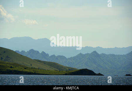 Genre tôt le matin le brouillard sur les îles de l'océan. une vue de l'océan au moindre îles sunda Banque D'Images