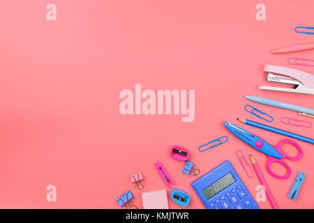 Concept stationnaire, télévision jeter dessus voir photo de ciseaux, crayons, trombones,calculator,sticky note,agrafeuse et le bloc-notes de rose et ton bleu sur Rose Banque D'Images