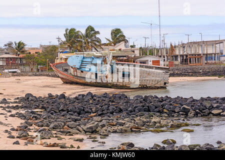 Vieux bateau échoué sur une plage sur l'île de San Cristobal dans les Galapagos Banque D'Images