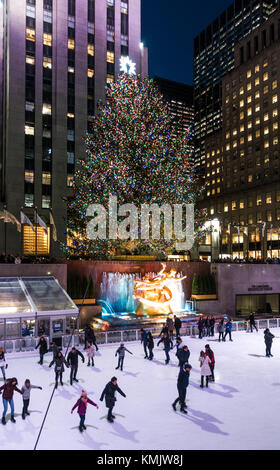 L'arbre de Noël 2017 Centre Rockefeffer donne sur les patineurs Banque D'Images