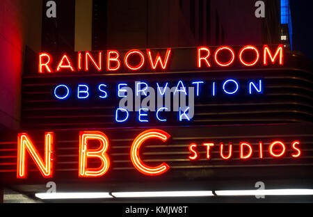 L'enseigne au néon à l'affiche à l'entrée pour le Rainbow Room, NBC Studios, et le pont d'observation à Midtown Manhattan Banque D'Images