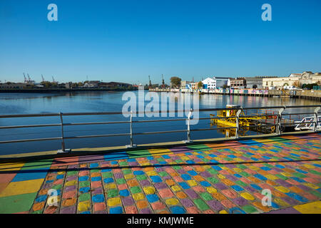 Pavés peints et matanza river, la Boca, Buenos Aires, Argentine, Amérique du Sud Banque D'Images