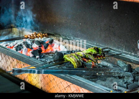 Brochettes de foie d'agneau grillé sur charbon de bois sont en barbecue et poivrons grillés sont embroché sur le côté. Banque D'Images