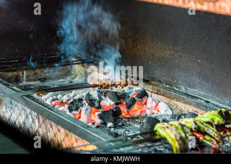 Brochettes de foie d'agneau grillé sur charbon de bois sont en barbecue et poivrons grillés sont embroché sur le côté. Banque D'Images