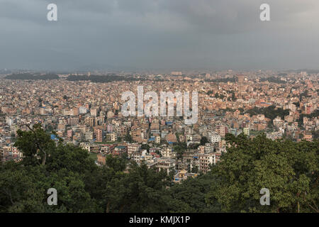 Vue de l'étalement urbain à partir de Katmandou Temple de Swayambhunath, Katmandou, Népal Banque D'Images