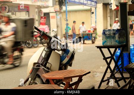 Moto garée devant un café de la rue, Ho Chi Minh City, Vietnam Banque D'Images