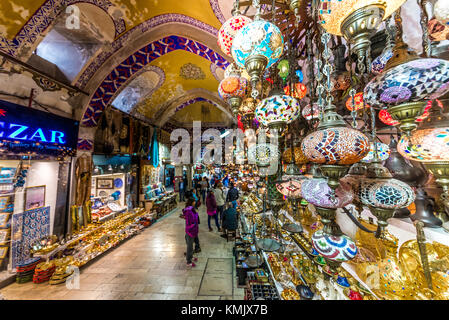 Des personnes non identifiées, visiter le grand bazar pour le shopping,.l'intérieur du grand bazar avec mosaïque décorative traditionnels fabriqués à la main de couleur multi-tur Banque D'Images