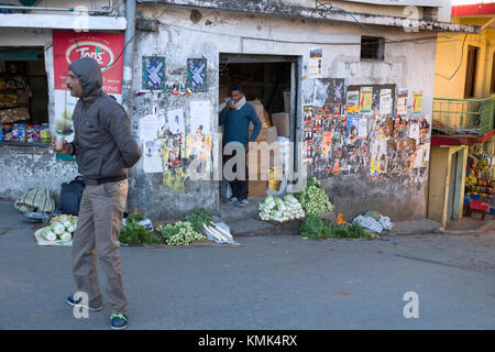 Les hommes de vendre des légumes frais de boissons chaudes thé chai masala sur chilly morning Banque D'Images