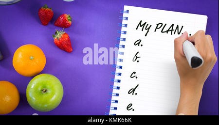 La main avec le marqueur contre ciew frais généraux de divers fruits Banque D'Images