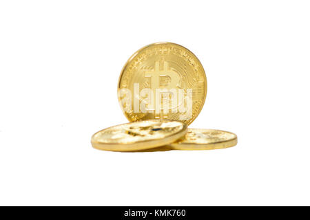Trois pièces de métal jaune (isolé) bitcoin contre fond blanc Banque D'Images