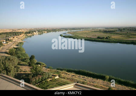 La rivière Alfurat, également connue sous le nom d'Euphrate, est l'une des rivières les plus longues et les plus importantes d'Asie occidentale. Elle traverse la Turquie, la Syrie et l’Irak, jouant un rôle crucial dans le développement des civilisations antiques en Mésopotamie. Banque D'Images