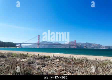 Vue sur le golden gate bridge à partir de crissy field à san francisco Banque D'Images