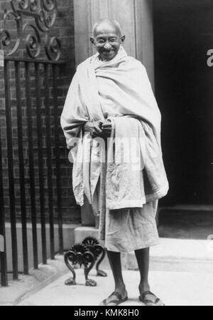 Mahatma Gandhi debout à l'extérieur de 10 Downing Street en 1930 Banque D'Images