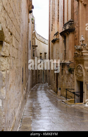 Rue étroite dans de fortes pluies, Mdina, Malte Banque D'Images