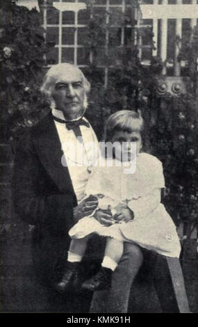 La photographie de 1887 montre William Ewart Gladstone, un premier ministre britannique, avec son petit-fils William Glynne Charles Gladstone. Il capture un moment dans la vie d'une personnalité politique éminente et de sa famille. Banque D'Images