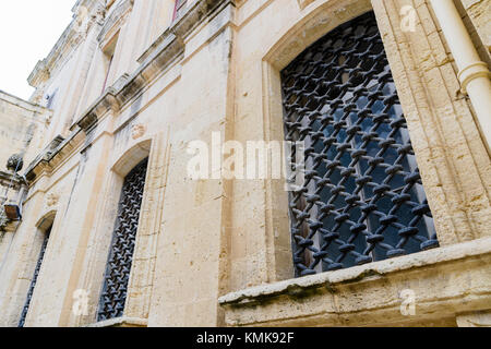 Des grilles métalliques baroque sur windows d'un bilding à Malte. Banque D'Images